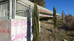 Amiata, i "no geotermia" in azione: scritte su tubature, case cantoniere e centri commerciali