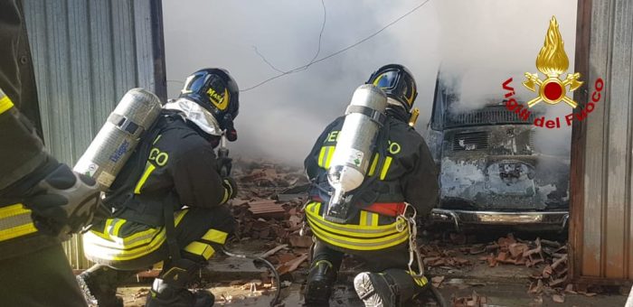 Castellina in Chianti, incendio in una rimessa. Intervento dei vigili del fuoco