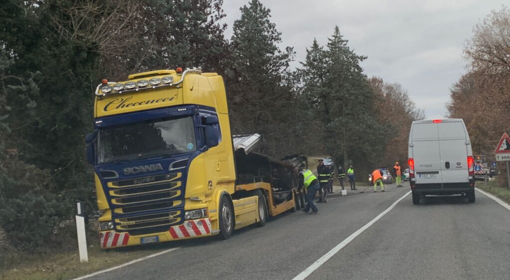 Tir a fuoco sulla Siena-Grosseto, iniziate oggi le operazioni di rimozione della carcassa