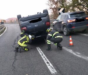 Auto ribaltata all'uscita di Taverne d'Arbia, si creano lunghe code