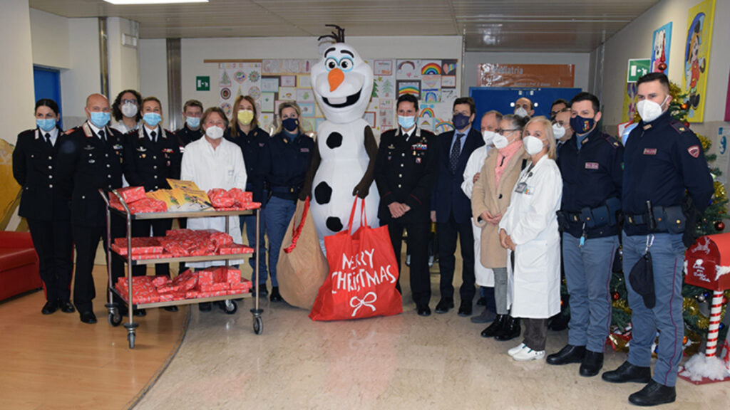 Polizia e Carabinieri portano i doni di Natale ai piccoli pazienti delle Scotte