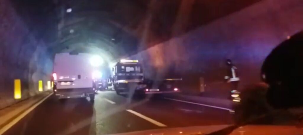 Auto si ribalta nella galleria tra Acquacalda e Siena Nord, un ferito