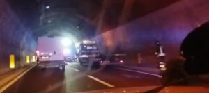 Auto si ribalta nella galleria tra Acquacalda e Siena Nord, un ferito
