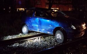 Con l'auto finisce sui binari: incidente sul tratto ferroviario Siena-Grosseto