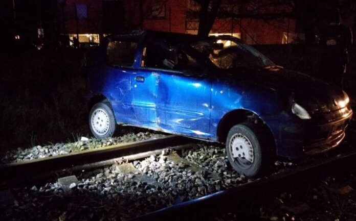 Con l’auto finisce sui binari: incidente sul tratto ferroviario Siena-Grosseto