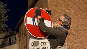 Clet torna a Siena e durante la notte con la sua street art modifica i cartelli stradali del centro storico