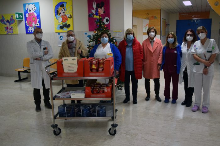 Natale, i volontari dell&rsquo;AVO donano i pandorini ai piccoli pazienti di pediatria delle Scotte