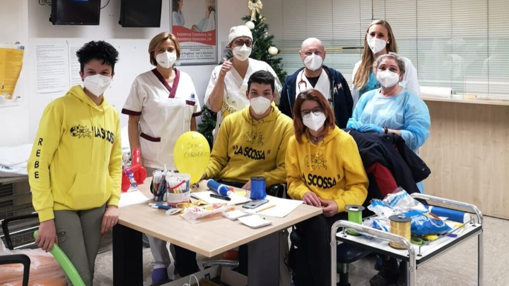 Il magico taxi di Zia Caterina accompagna i primi bambini alla vaccinazione anti Covid a Nottola