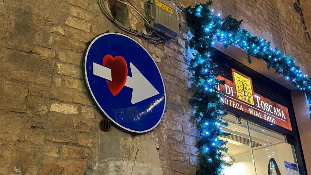 La polizia municipale rimuove e sostituisce i cartelli stradali rielaborati da Clet: ecco quanto valgono