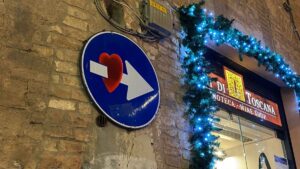 La polizia municipale rimuove e sostituisce i cartelli stradali rielaborati da Clet: ecco quanto valgono