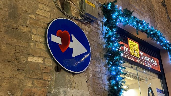 La polizia municipale rimuove e sostituisce i cartelli stradali rielaborati da Clet: ecco quanto valgono