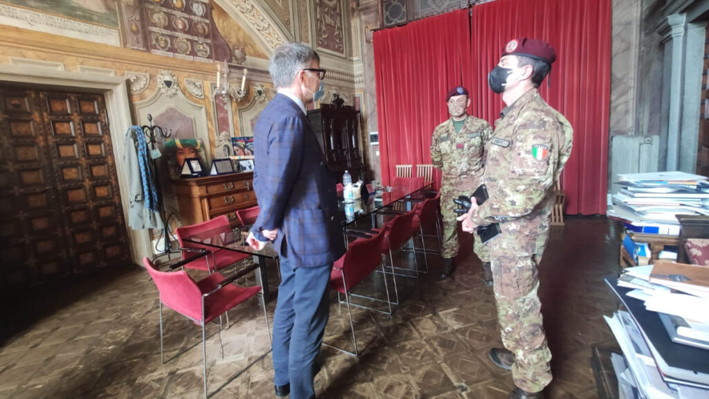 Siena, il sindaco incontra il colonnello della Folgore Massimo Veggetti