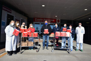 Siena AIL consegna oltre 120 stelle di Natale di cioccolato ai professionisti dell&rsquo;Aou Senese