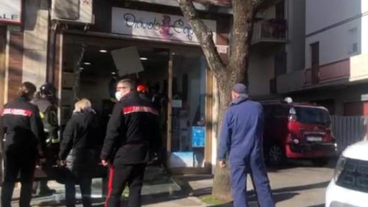 Auto tamponata finisce dentro un negozio di parrucchiere a Chianciano Terme e lo distrugge