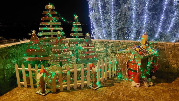Il Natale a San Gusm&egrave;: gli abitanti addobbano il borgo con materiali riciclati