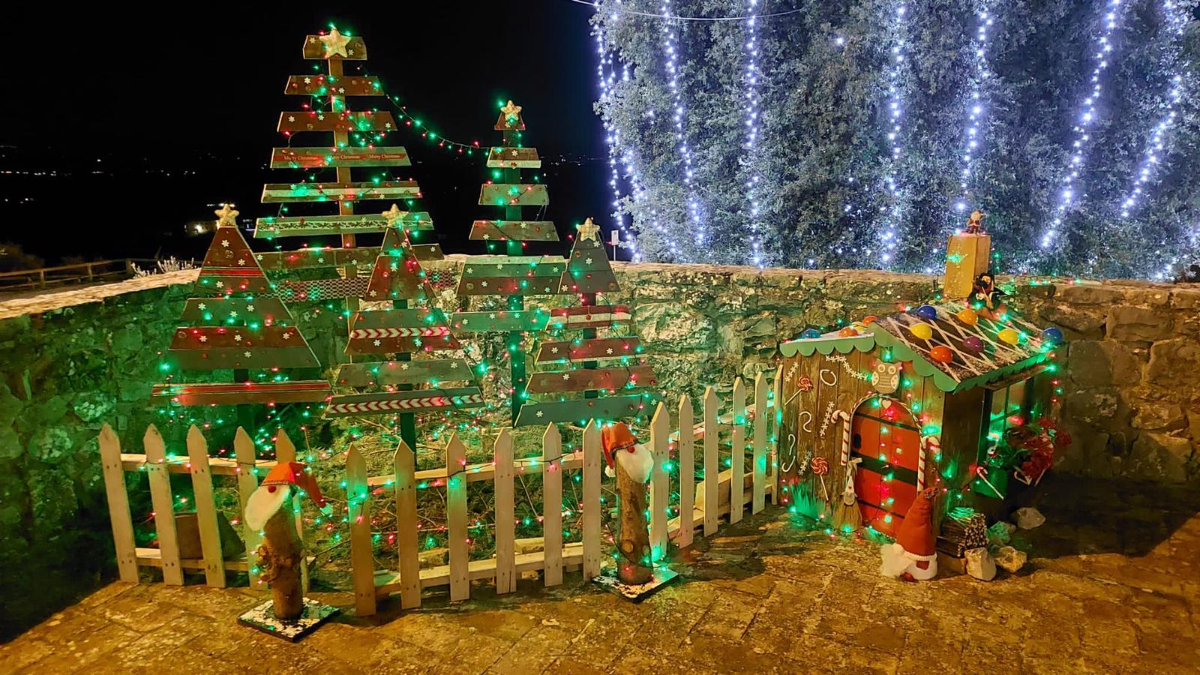 Il Natale a San Gusmè: gli abitanti addobbano il borgo con materiali riciclati