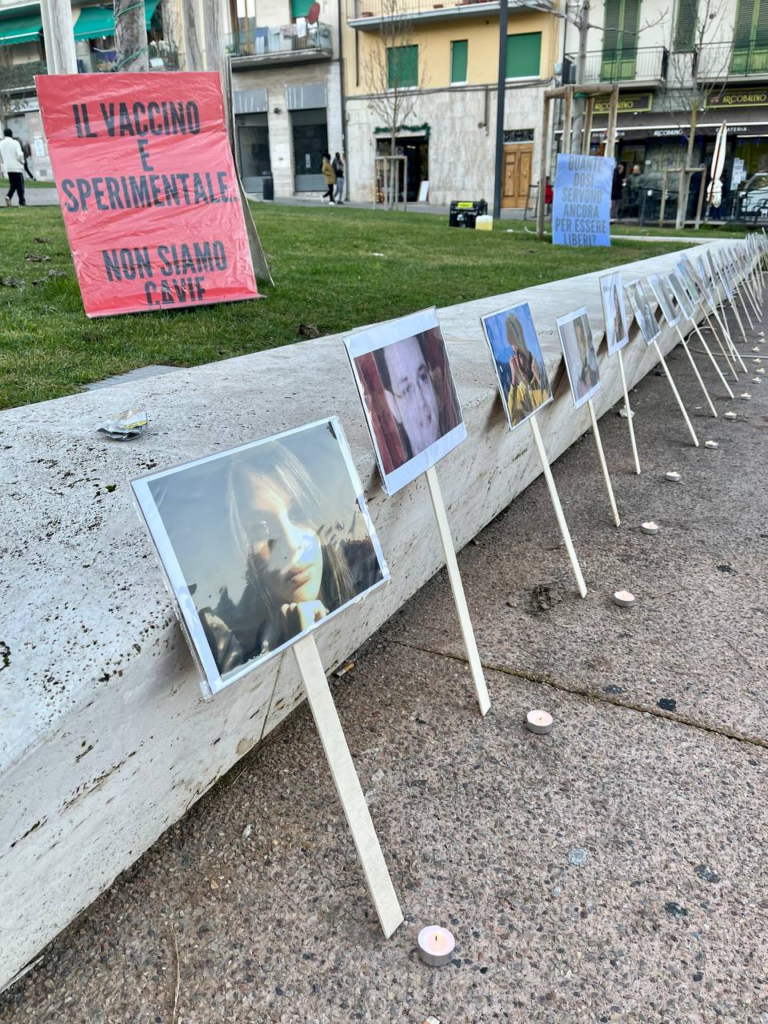 I no vax a Poggibonsi: "Giù le mani dai bambini. Siero sperimentale, non siamo cavie"