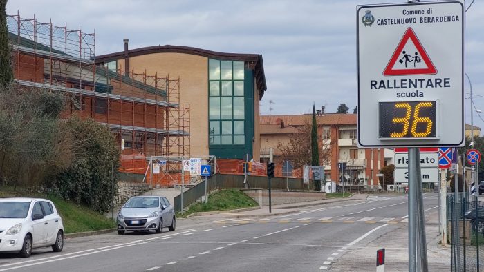 Castelnuovo: installati pannelli per il rilevamento della velocit&agrave; presso scuole e centri abitati