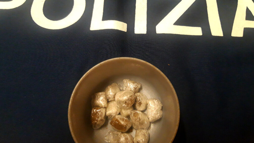 Siena, 21enne fermato dalla Polizia con 13 involucri di hashish nello zaino