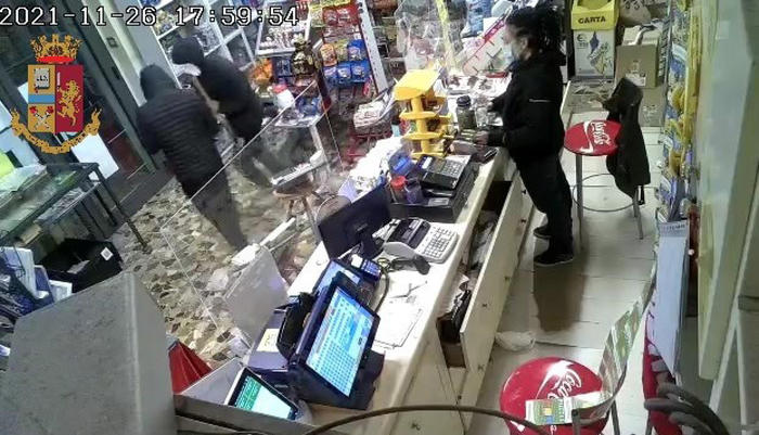 Rapinarono tabaccaia con mazza da baseball, arrestato minore originario della Valdelsa
