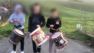 Un rullo per salutare il 2021: tre giovani contradaioli riempiono i cuori con i loro tamburi