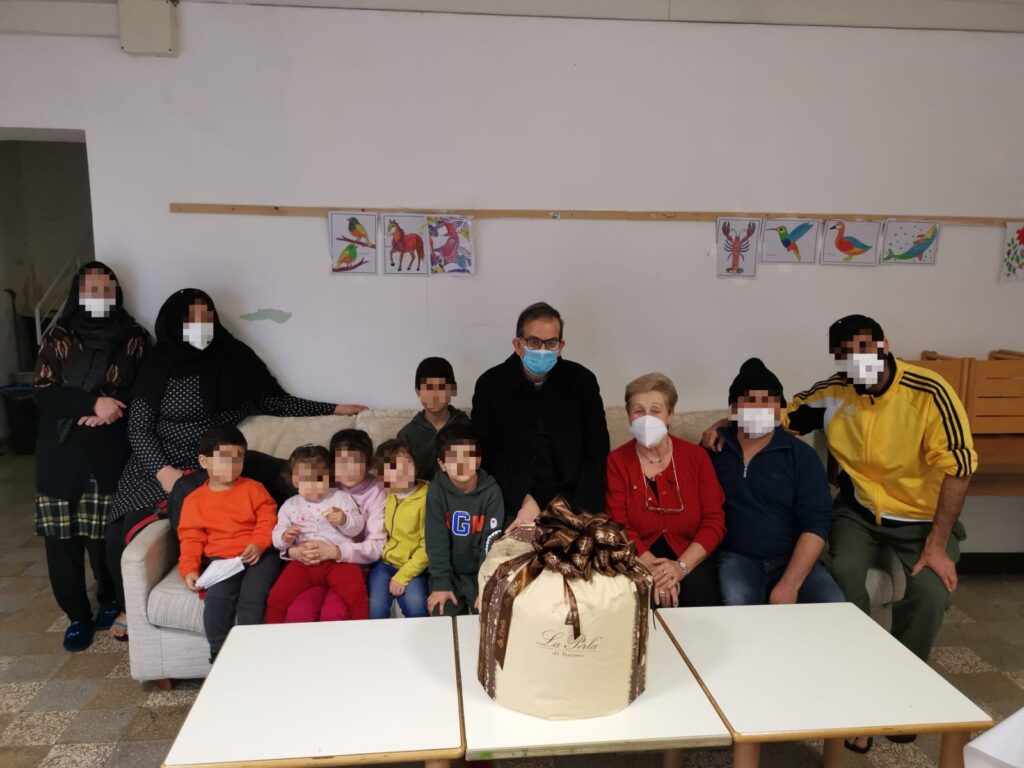 Siena, il cardinale Lojudice in visita alle famiglie afghane ospitate dalla diocesi