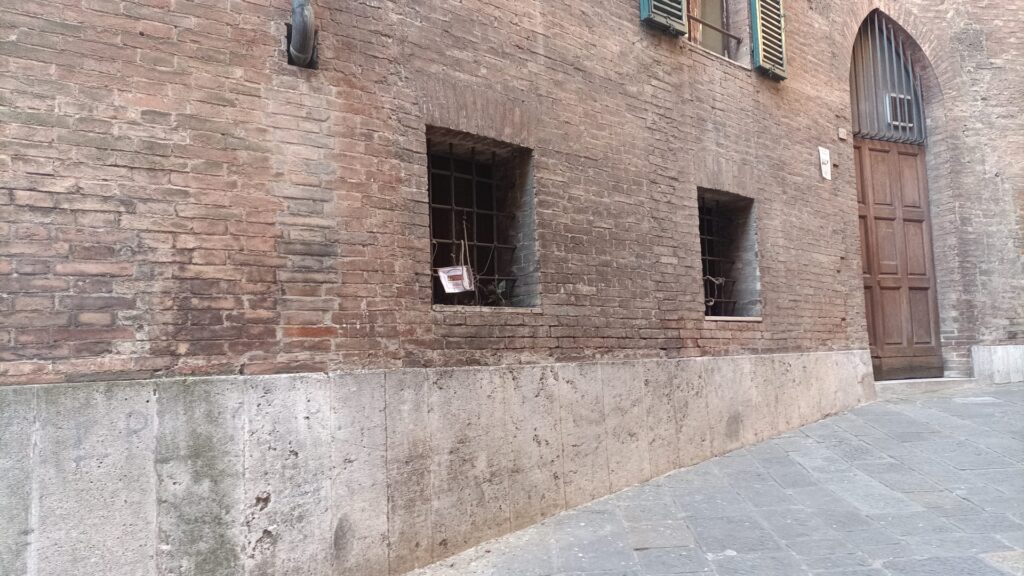 Siena: vicolo di Monte Pio, rimosso lo striscione "Verit&agrave; per David"