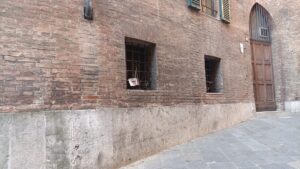 Siena: vicolo di Monte Pio, rimosso lo striscione "Verità per David"