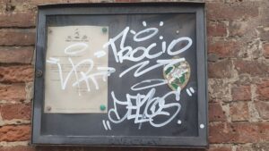 Atto vandalico: imbrattata con scritte in vernice la bacheca della contrada dell'Oca
