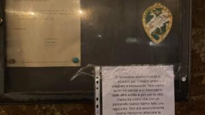 Bacheca della contrada dell'Oca imbrattata, gli autori chiedono scusa: "Gesto sbagliato e incosciente"