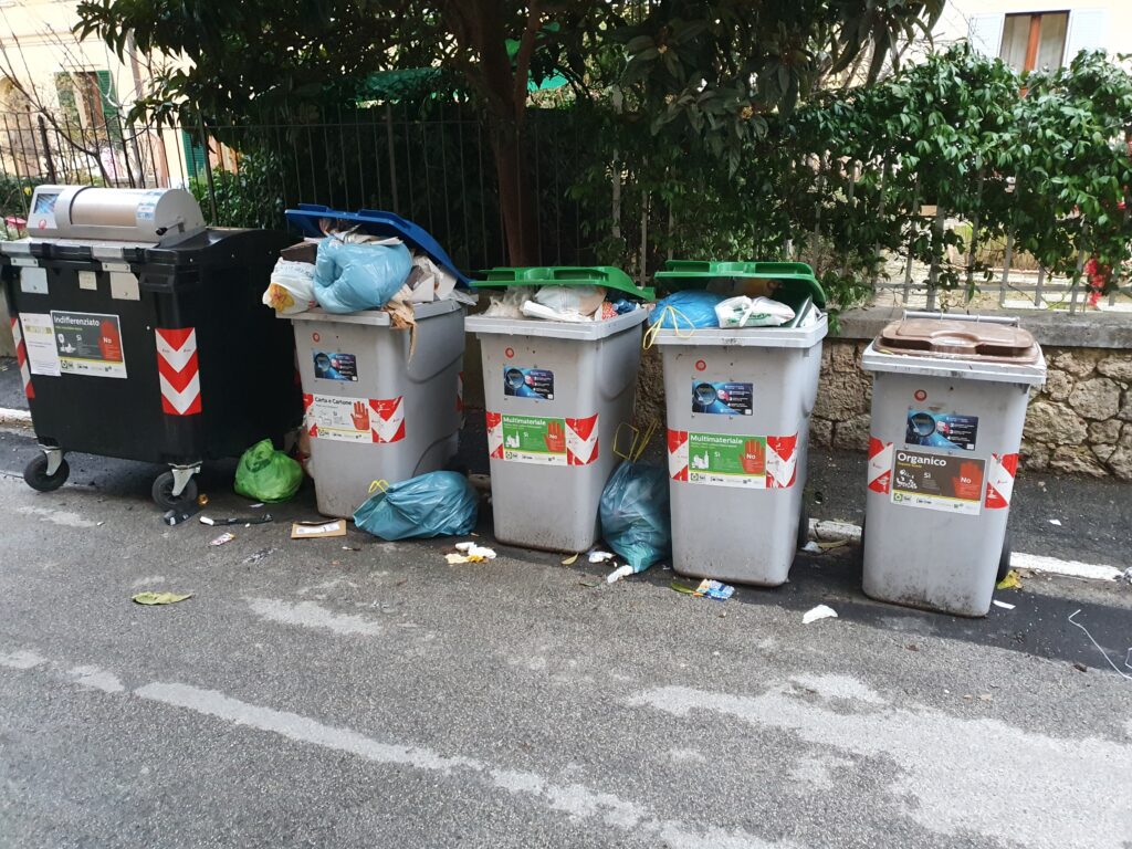 Sena Civitas: "Spazzatura, cumuli di sacchi mai visti a Siena, totale mancanza di programmazione"