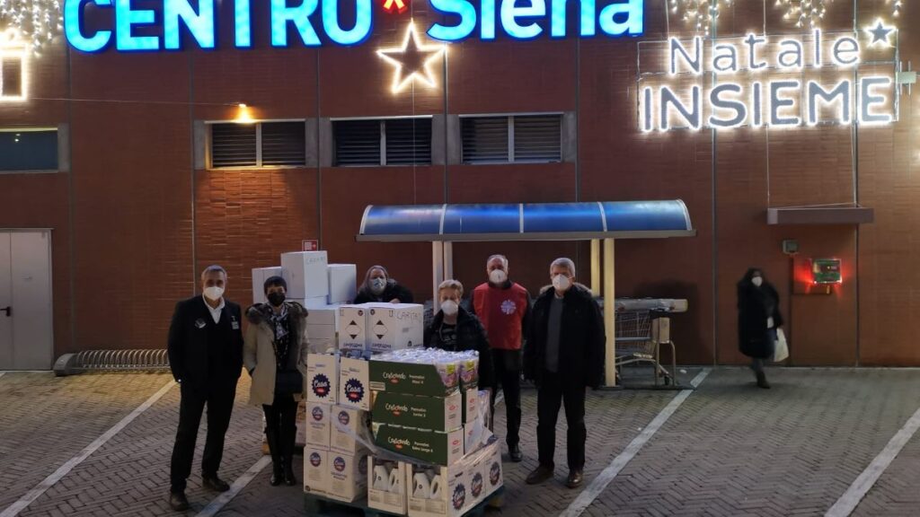Dalla sezione soci Coop di Siena generi di prima necessit&agrave; per Arciconfraternita Misericordia e Caritas