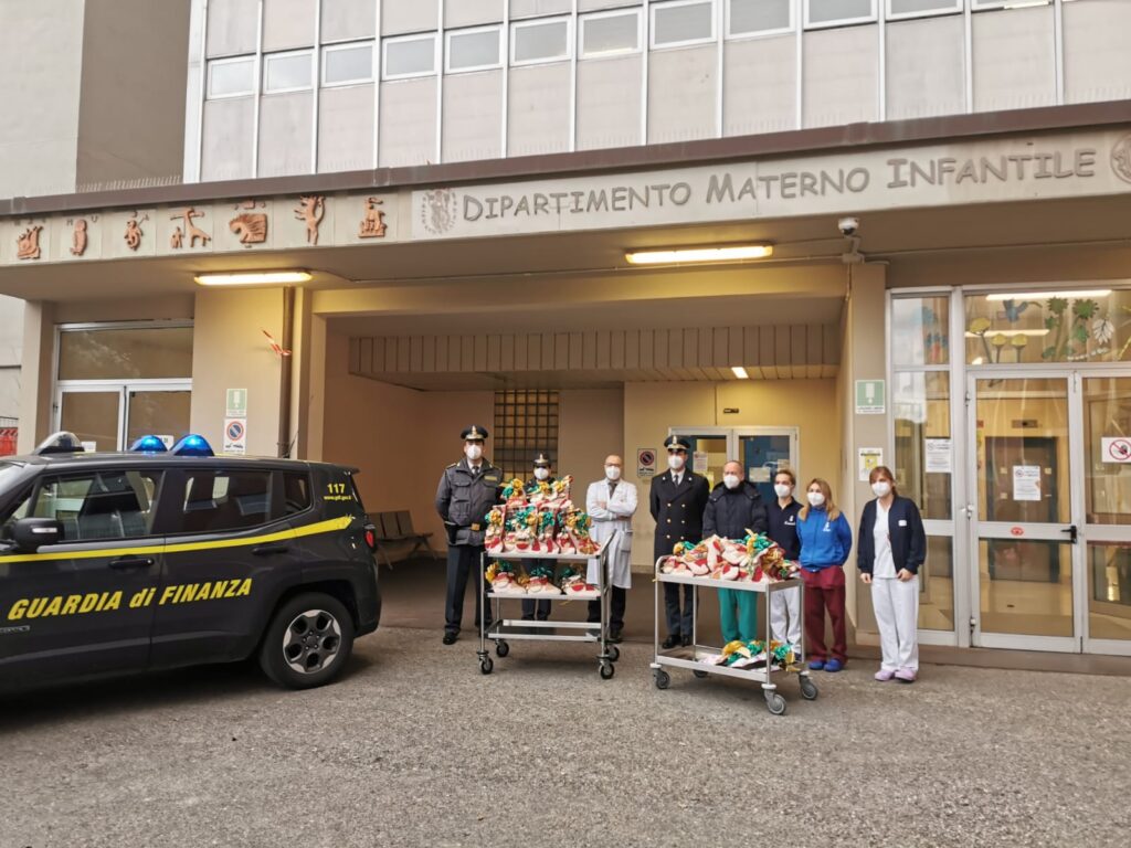 Guardia di Finanza di Siena, doni ai piccoli pazienti delle Scotte
