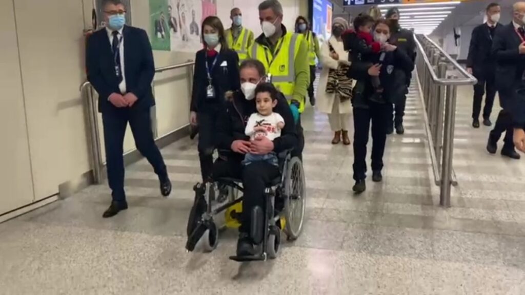 Munzir e Mustafa sono atterrati in Italia: per loro &egrave; l'inizio di una nuova vita