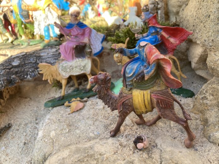 San Quirico d’Orcia: vandalizzato presepe del Quartiere di Canneti. Decapitate statuite di re magio e cammello