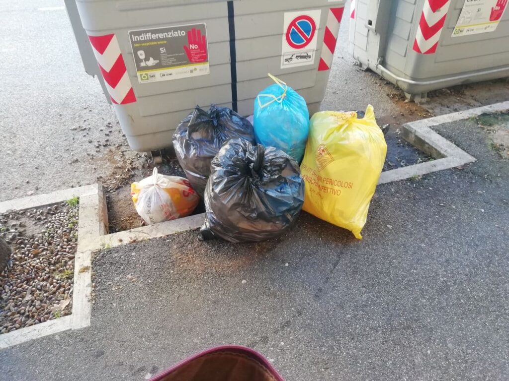 Siena: rifiuti sanitari pericolosi scaricati a ridosso dei cassonetti in viale Cavour