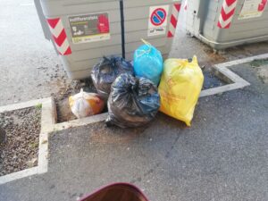 Siena: rifiuti sanitari pericolosi scaricati a ridosso dei cassonetti in viale Cavour
