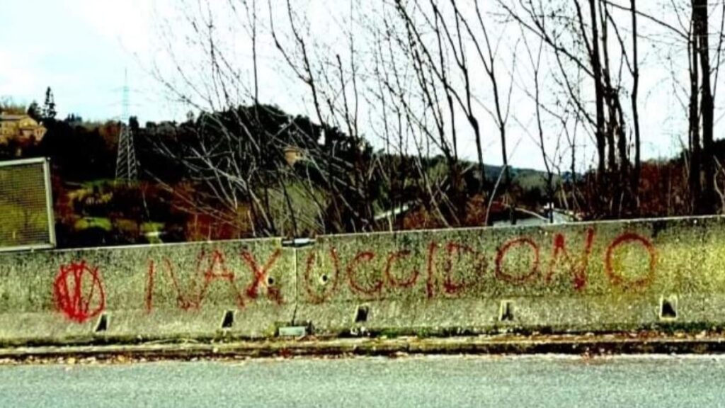 "I Vax uccidono": scritte minacciose sotto casa di Emanuele Montomoli