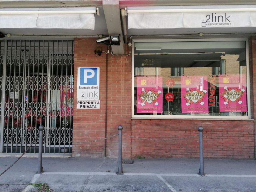Un'altra saracinesca che si abbassa, chiude il negozio "2link"