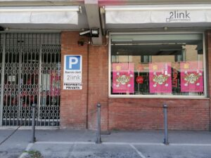 Un'altra saracinesca che si abbassa, chiude il negozio "2link"