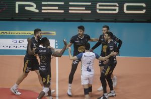 La Emma Villas Aubay Siena torna alla vittoria 3-2 sui campioni d’Italia di Reggio Emilia