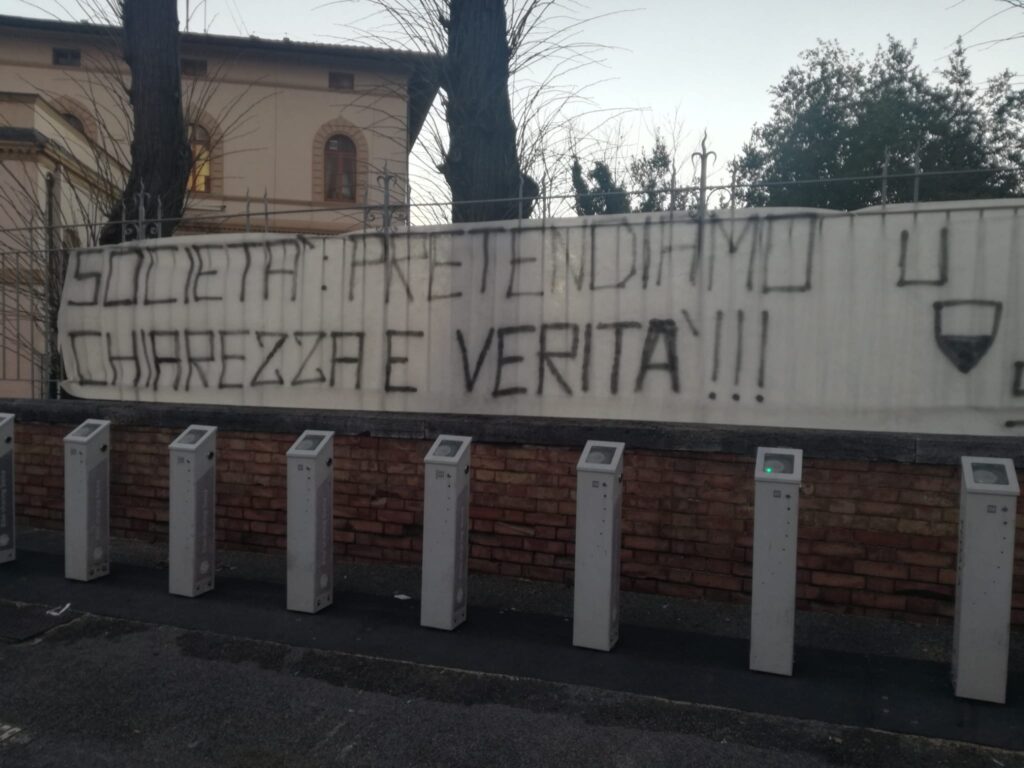 Siena-Teramo, lo striscione dei tifosi: "Societ&agrave;, pretendiamo chiarezza e verit&agrave;"