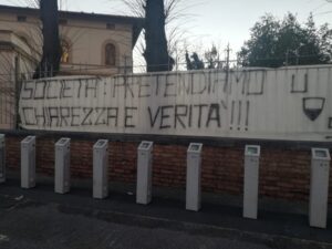 Siena-Teramo, lo striscione dei tifosi: "Societ&agrave;, pretendiamo chiarezza e verit&agrave;"