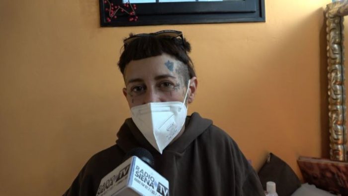 Un taglio per i meno fortunati: la storia di Martina, parrucchiera anche per Mustafa e Munzir