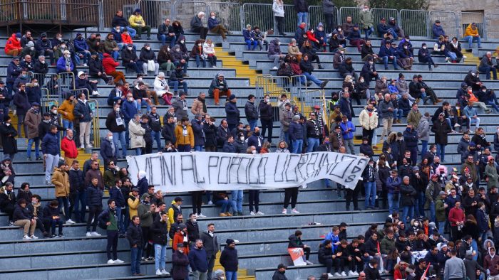 Striscione dei tifosi del Siena di solidariet&agrave; al popolo ucraino