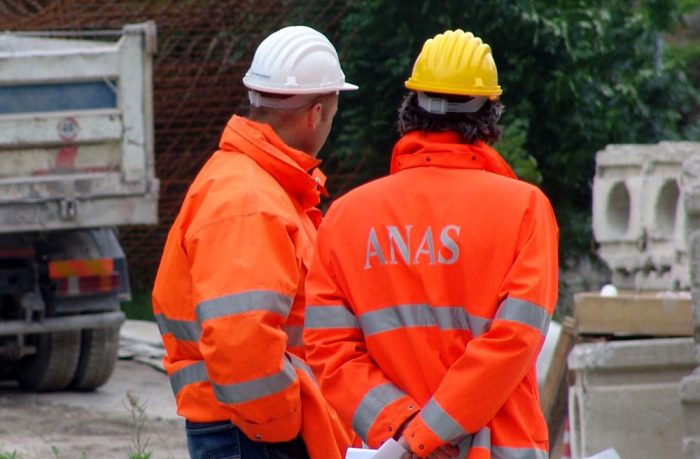 Calcinaccio si distacca dal cavalcavia sulla Siena-Firenze, l'Anas: "Nessun problema strutturale"