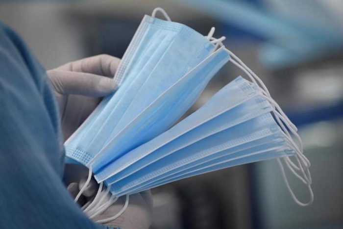 Un passo verso la normalità, da domani via la mascherina all'aperto