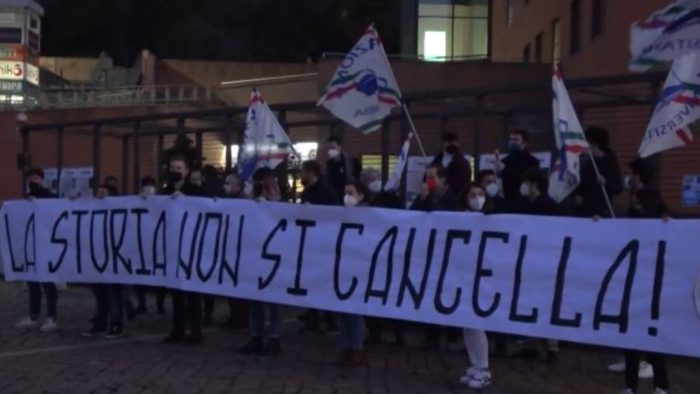 Giorno del Ricordo, FdI e Azione Universitaria manifestano davanti a UniStrasi