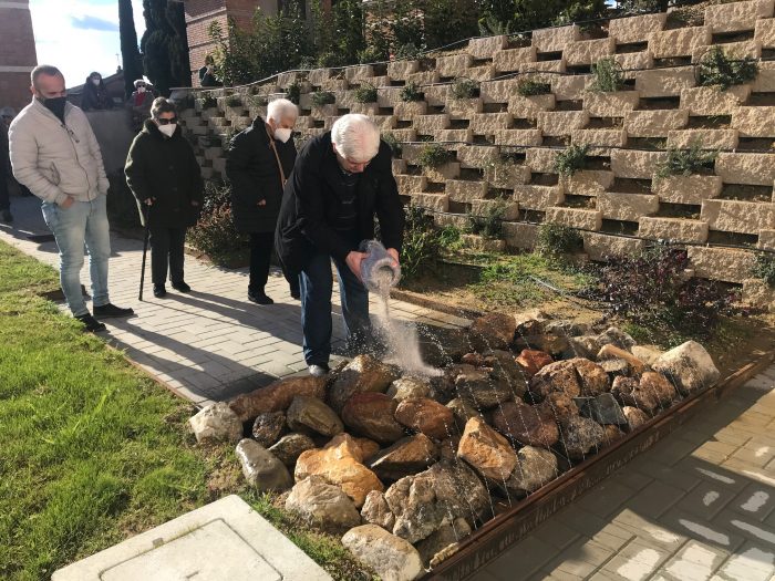 Siena, prima dispersione delle ceneri al cimitero del Laterino nel nuovo spazio del Giardino delle rose