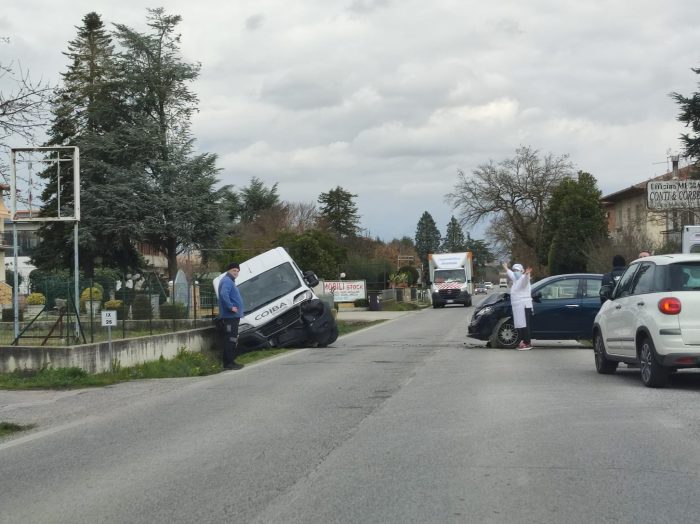Scontro auto-furgone a Torrita di Siena, quattro feriti
